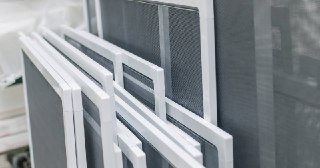 Москитные сетки на пластиковые окна Карабулак купить по цене от 935 руб.